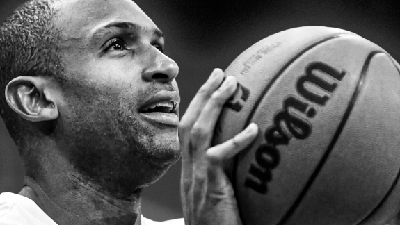 Warriors revela nova camisa de Al Horford