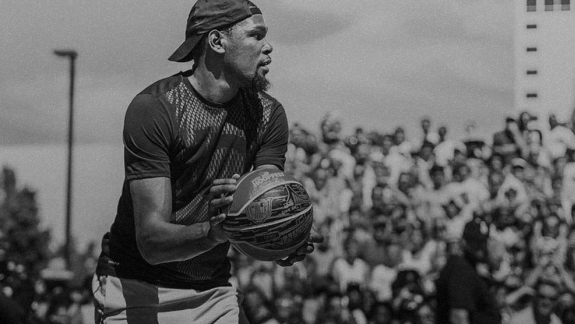 Kevin Durant aparece de surpresa e leva público a loucura no Hoopfest