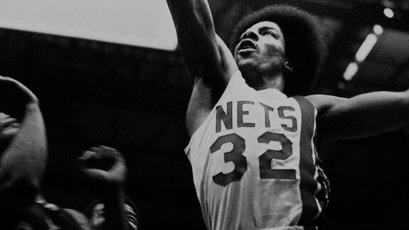 O dia que Julius Erving detonou no Rucker Park