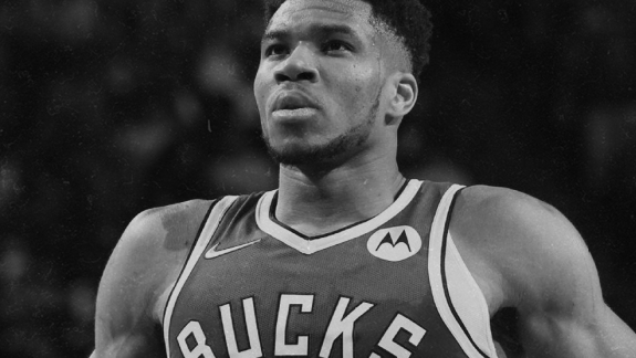 NBA: Lesionado, Giannis Antetokounmpo manda recado para torcida do Bucks