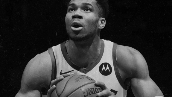 NBA: Giannis Antetokounmpo reage a contagem durante seus lances-livres