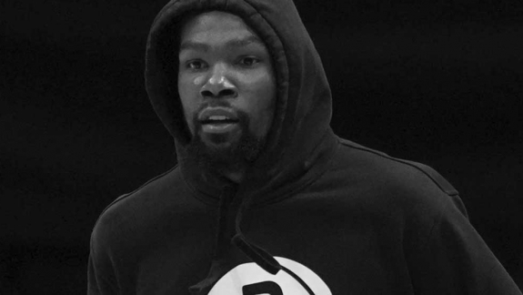 Kevin Durant comenta sobre status de vacinação de Kyrie Irving