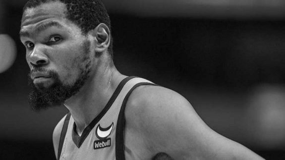 NBA multa Kevin Durant por xingar torcedor