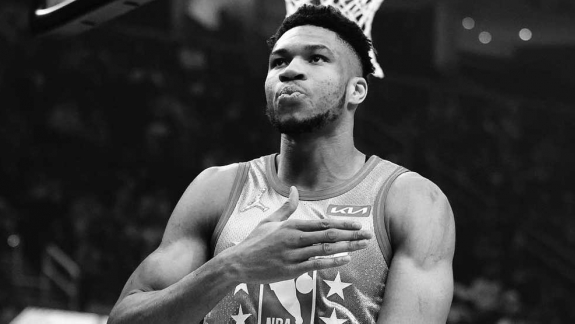 NBA: Giannis Antetokounmpo se emociona com homenagens no All-Star Game