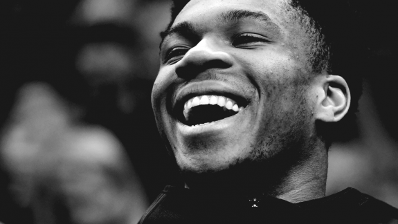 Giannis Antetokounmpo tem reação hilária ao saber que ganhou dinheiro na Copa da NBA