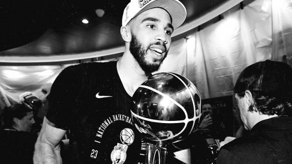 A irada tattoo de Jayson Tatum em comemoração ao título do Celtics