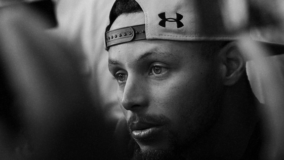 Steph Curry encara os melhores do high school e dá uma aula de basquete