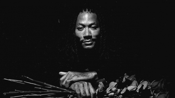 Derrick Rose surpreende ao presentear as pessoas mais importantes de sua carreira na NBA