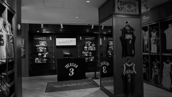 Allen Iverson marca presença no lançamento da Mitchell & Ness na NBA Store em Nova Iorque