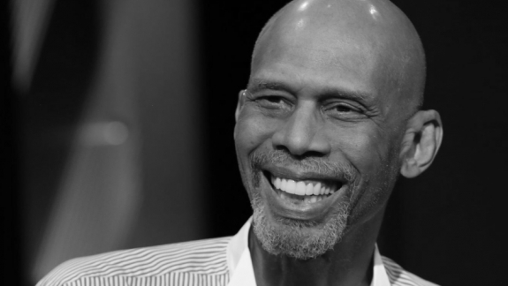 Kareem Abdul-Jabbar vai leiloar itens de sua carreira por caridade