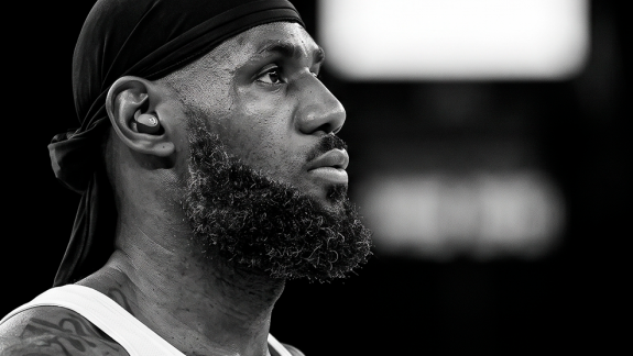 LeBron e Kawhi travam 8 decisões da NBA inteira