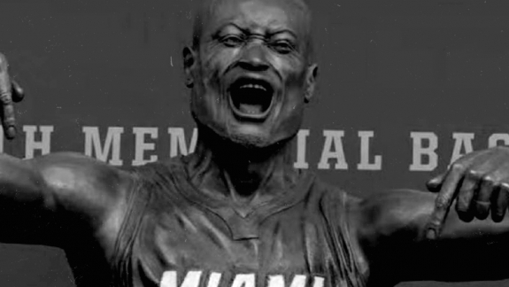 As 5 piores estátuas da história dos esportes estrelando Dwyane Wade e Cristiano Ronaldo