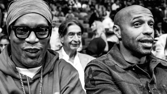 Ronaldinho Gaúcho e Thierry Henry mostram respeito absurdo em jogo da pré-temporada da NBA