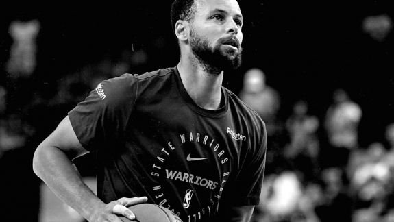 Stephen Curry desfalca Warriors por conta de lesão no dedo