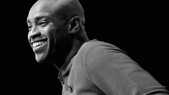 Michael Jordan parabeniza Vince Carter antes de sua indução no Hall da Fama do Basquete