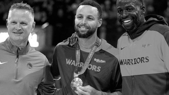 Stephen Curry recebe homenagem do Warriors após grande conquista